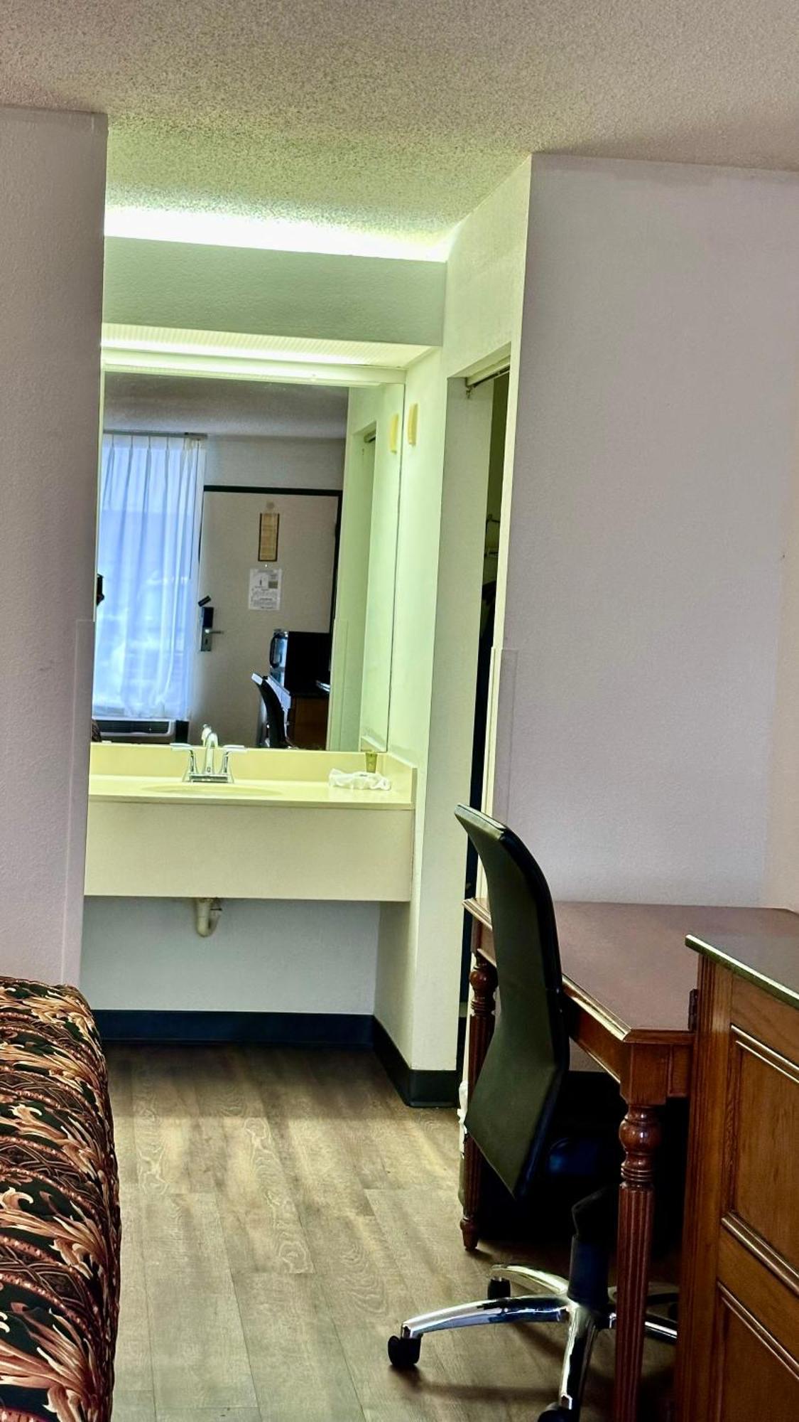 Executive Inn Dallas Room photo